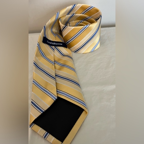 EUC Croft & Barrow Men’s Silk Tie Yellow w/Blue Stripe Pattern; Approx 3” x 60” - Picture 4 of 8